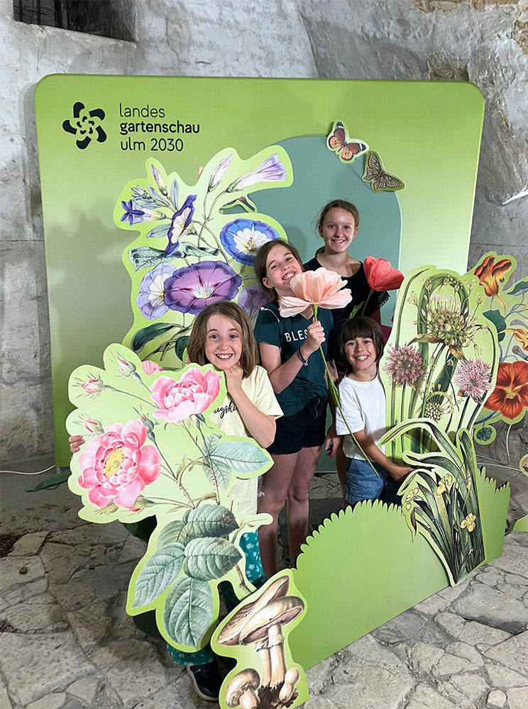 Kinderschar vor Gartenschaukulisse beim Open Tower