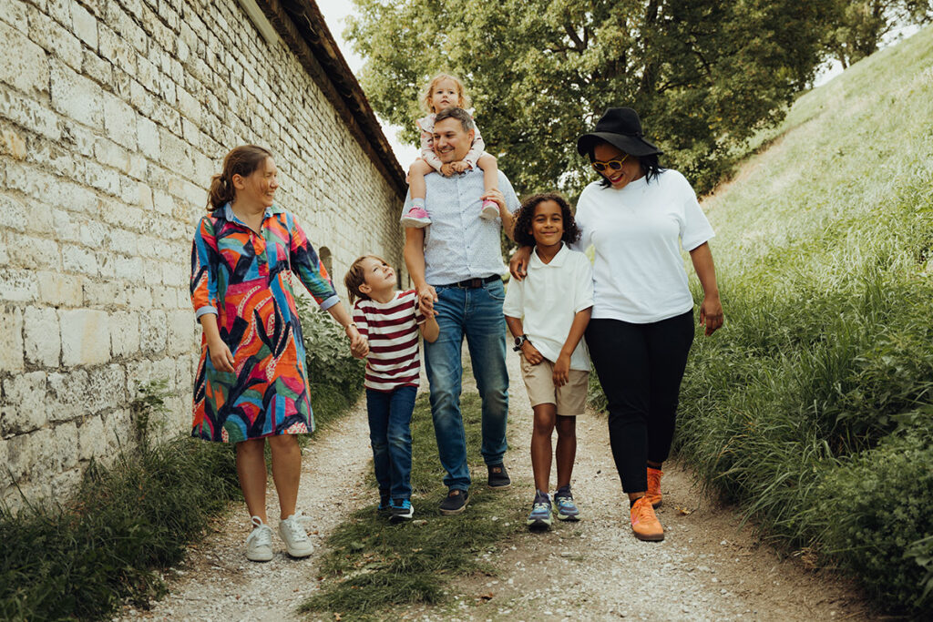 Spaziergang Familie und Freunde divers an der Wilhelmsburg